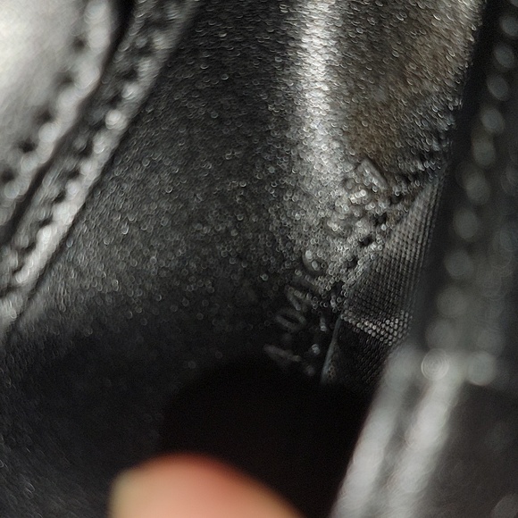 Authentic Men's Gucci bi-fold wallet - Picture 10 of 13